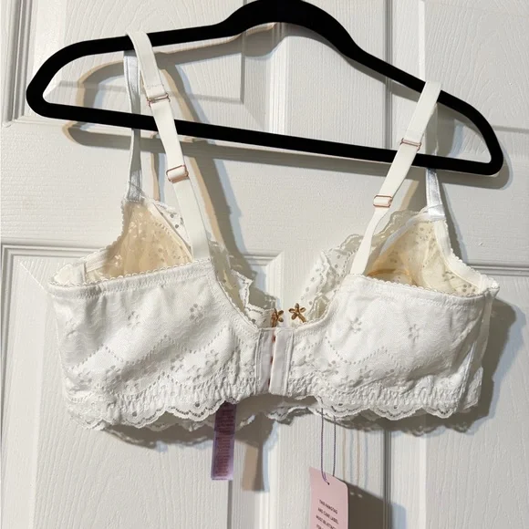Lace Underwire Bra in White - SXF - Picture 2 of 14